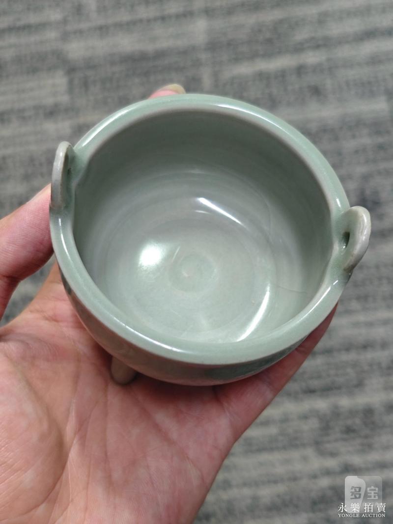 明 龙泉窑粉青釉双耳三足鼎式炉 - 图4